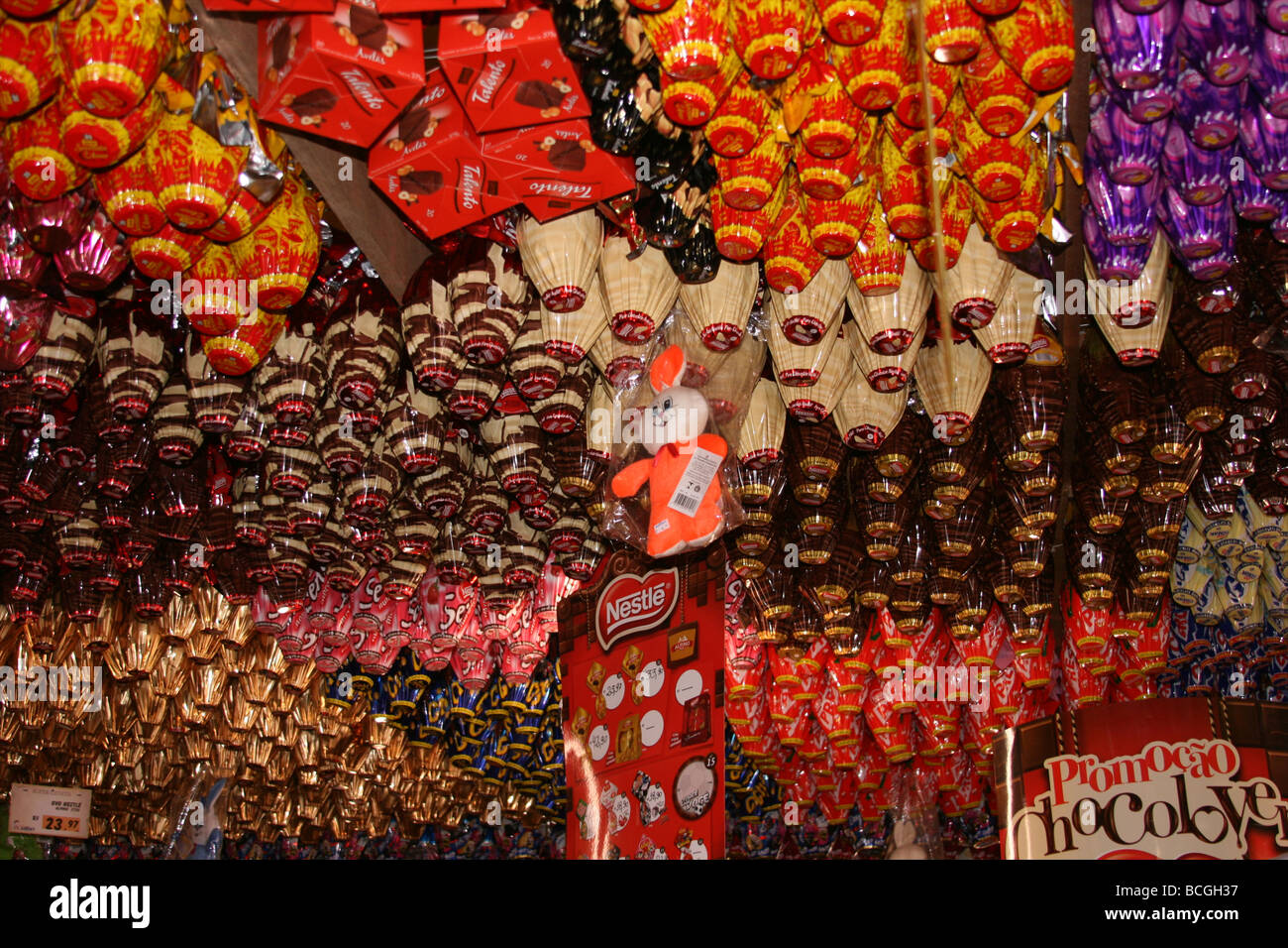 Schokoladen-Osterei-Sammlung in einem Markt Stockfoto