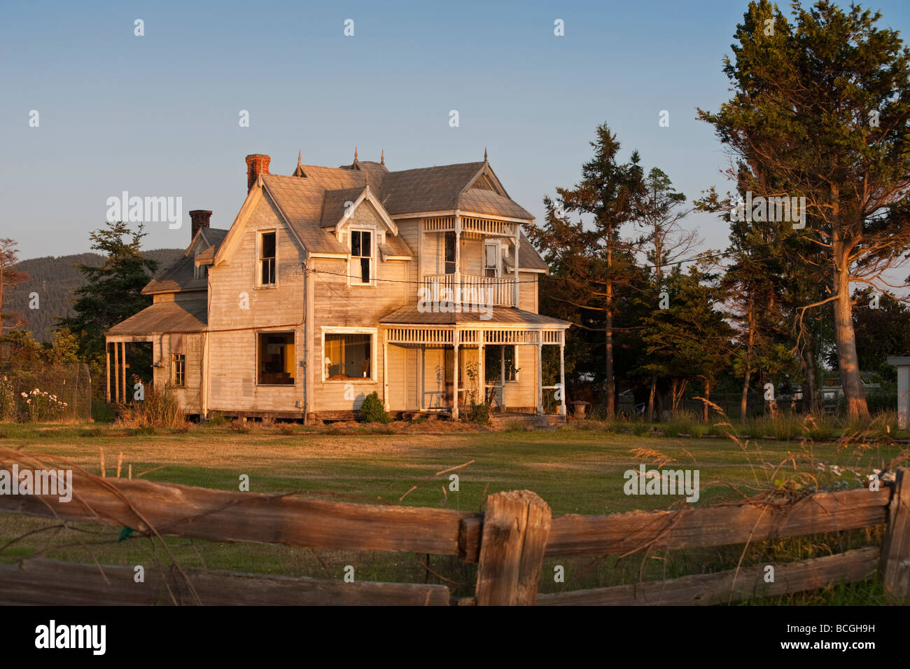 Ein altes viktorianisches Haus etwas renovierungsbedürftig steht Uhr über die Strait Of Georgia auf Lummi Island, Washington. Stockfoto