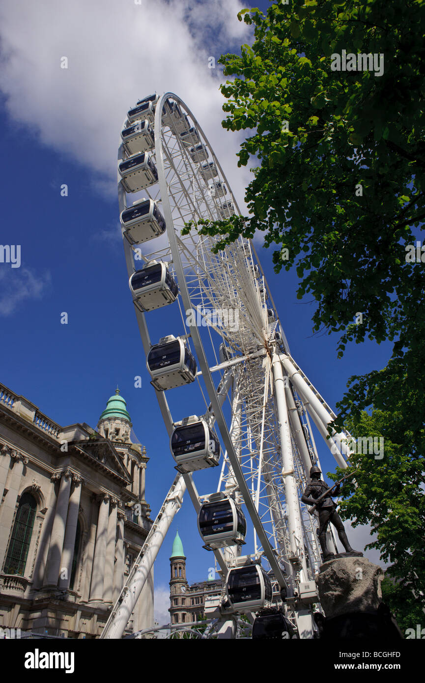 Der Belfast City Hall mit Riesenrad Stockfoto