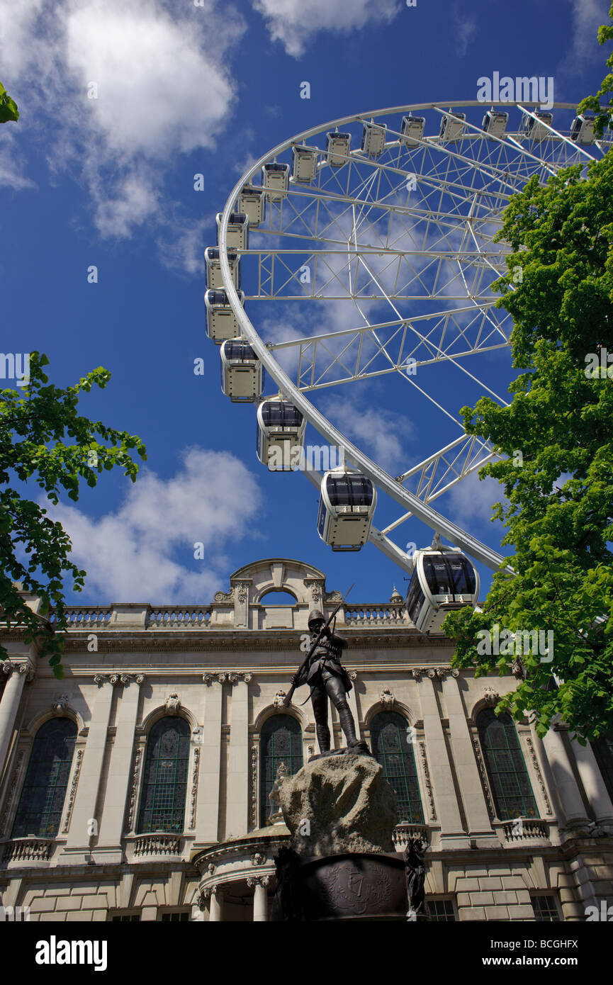 Der Belfast City Hall mit Riesenrad Stockfoto