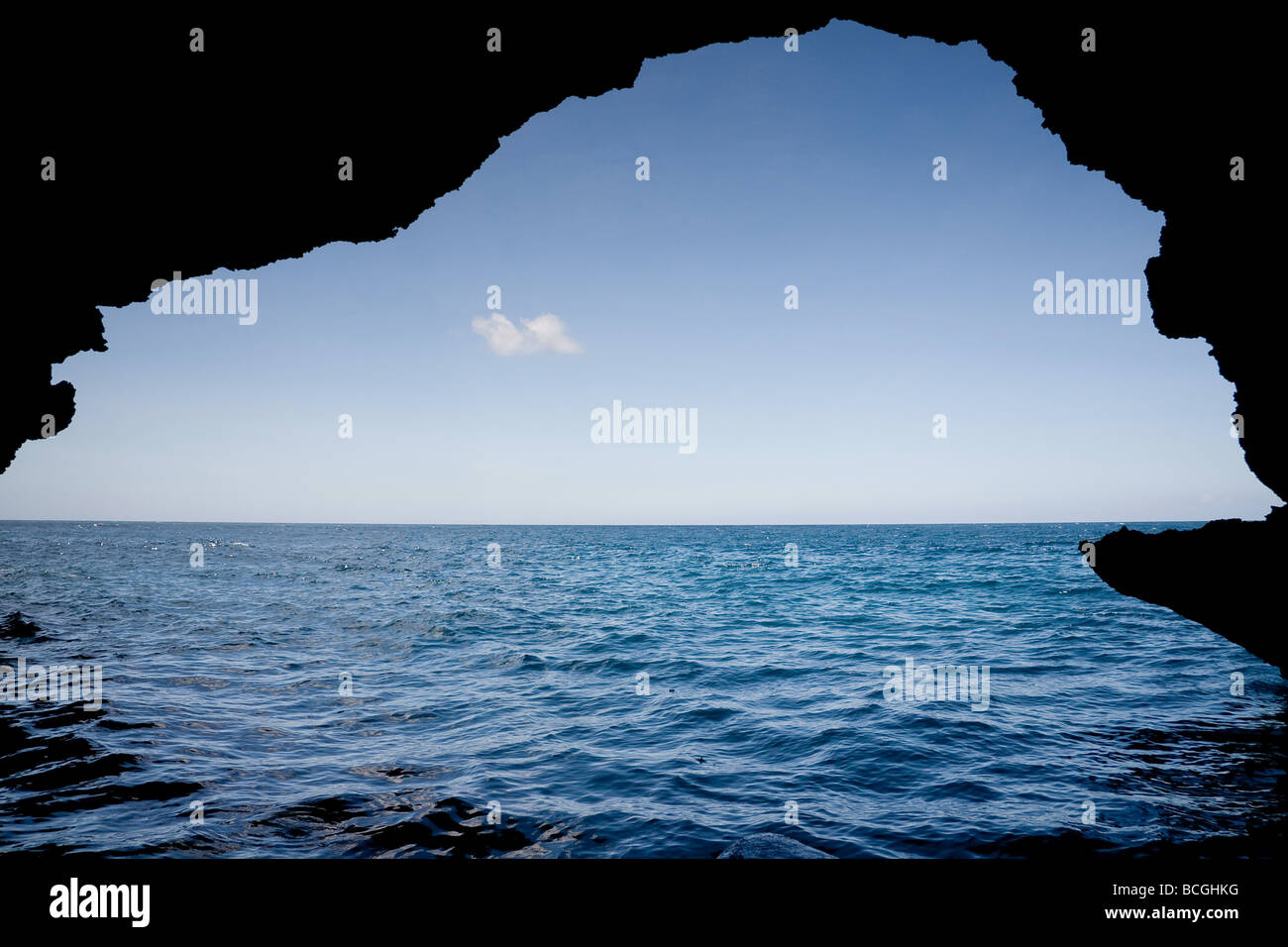 Anzeigen von in einer Höhle, Blick auf das klare blaue Wasser des Atlantischen Ozeans in der Nähe von Playa Grande Dominikanische Republik Stockfoto