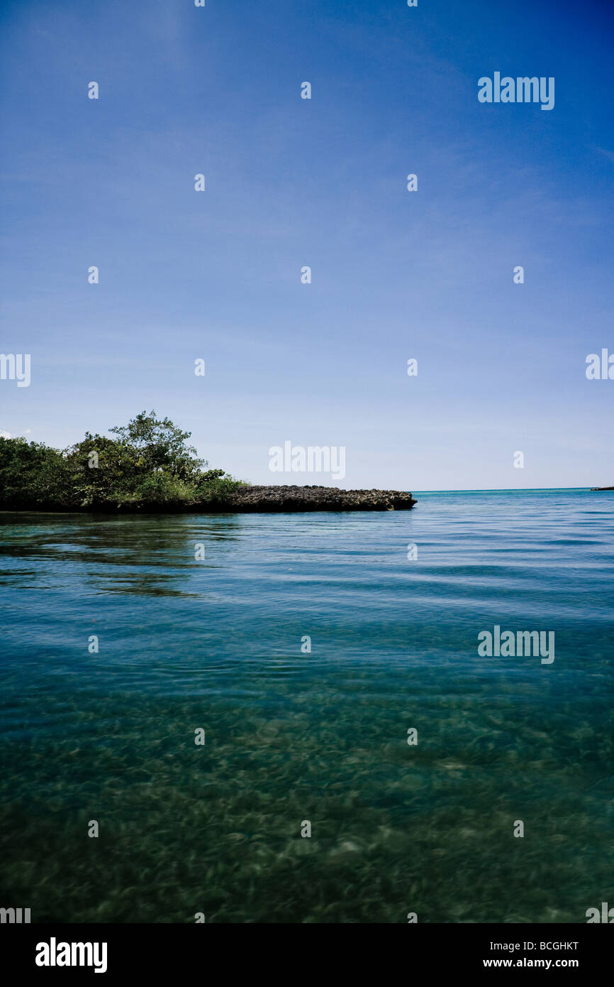 Das klare blaue Wasser des Atlantischen Ozeans von Playa Grande Dominikanische Republik Stockfoto
