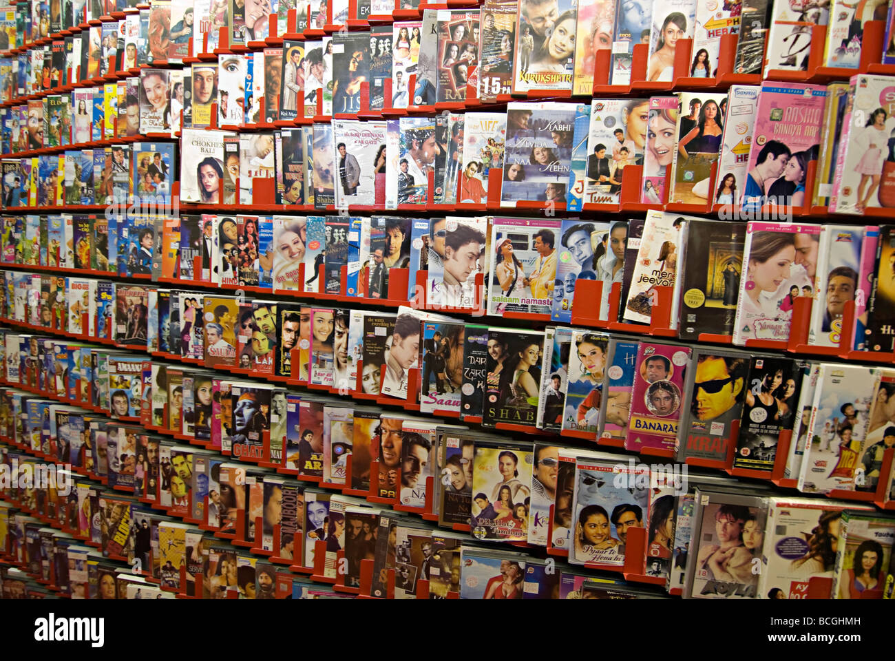 indische Filme in einem asiatischen video Shop mit Bollywood-dvds Stockfoto
