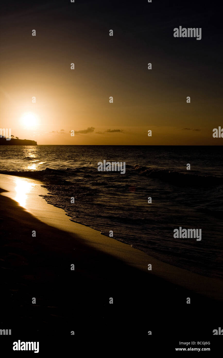 Die Strände von Playa Grande geschossen bei Sonnenuntergang zeigt die Wellen des Atlantischen Ozeans Aufrollen auf den Strand Stockfoto