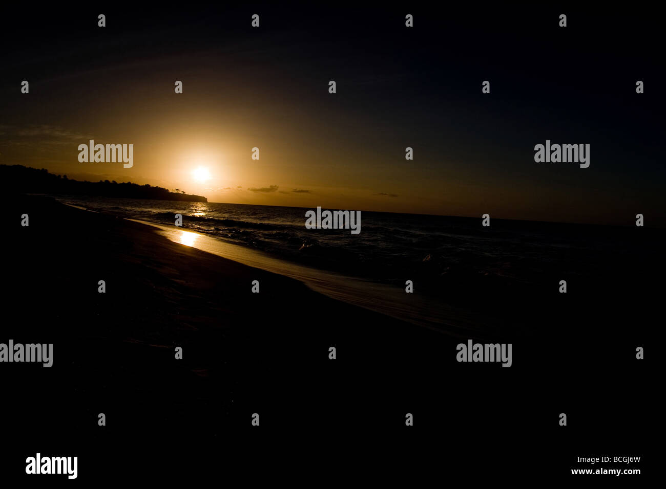Die Strände von Playa Grande geschossen bei Sonnenuntergang zeigt die Wellen des Atlantischen Ozeans Aufrollen auf den Strand Stockfoto