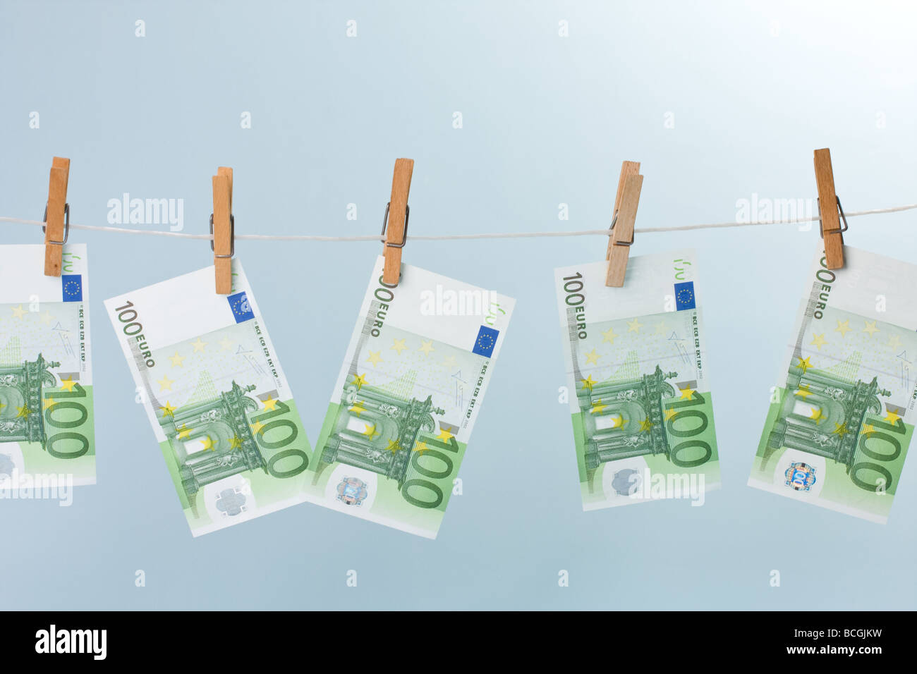 Euro Geld hängen auf Linie Stockfoto