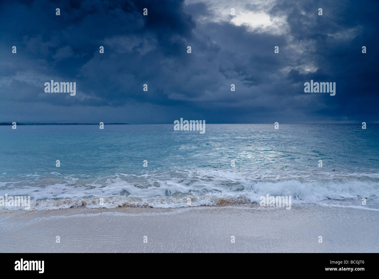 Sehen Sie auf den Atlantischen Ozean vom Strand von Sosua Dominikanische Republik Stockfoto