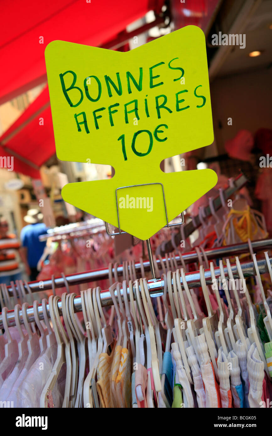 Bonnes Affaires Sonderangebot Schnäppchen Schiene in Kleidung Shop Cannes Frankreich Stockfoto
