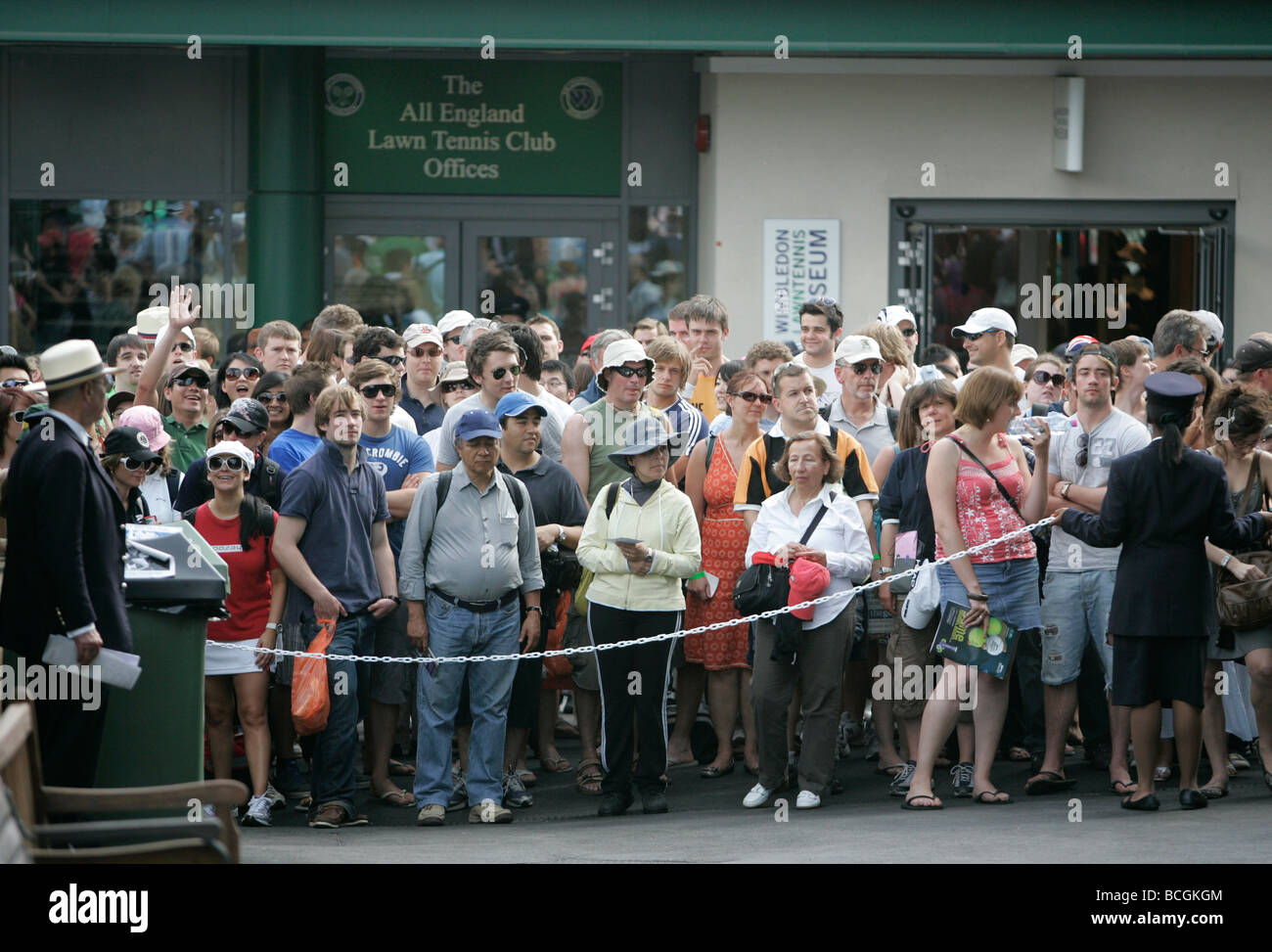Menschenmenge wartete hinter Seil für die Eröffnung der Wimbledon Championships Stockfoto