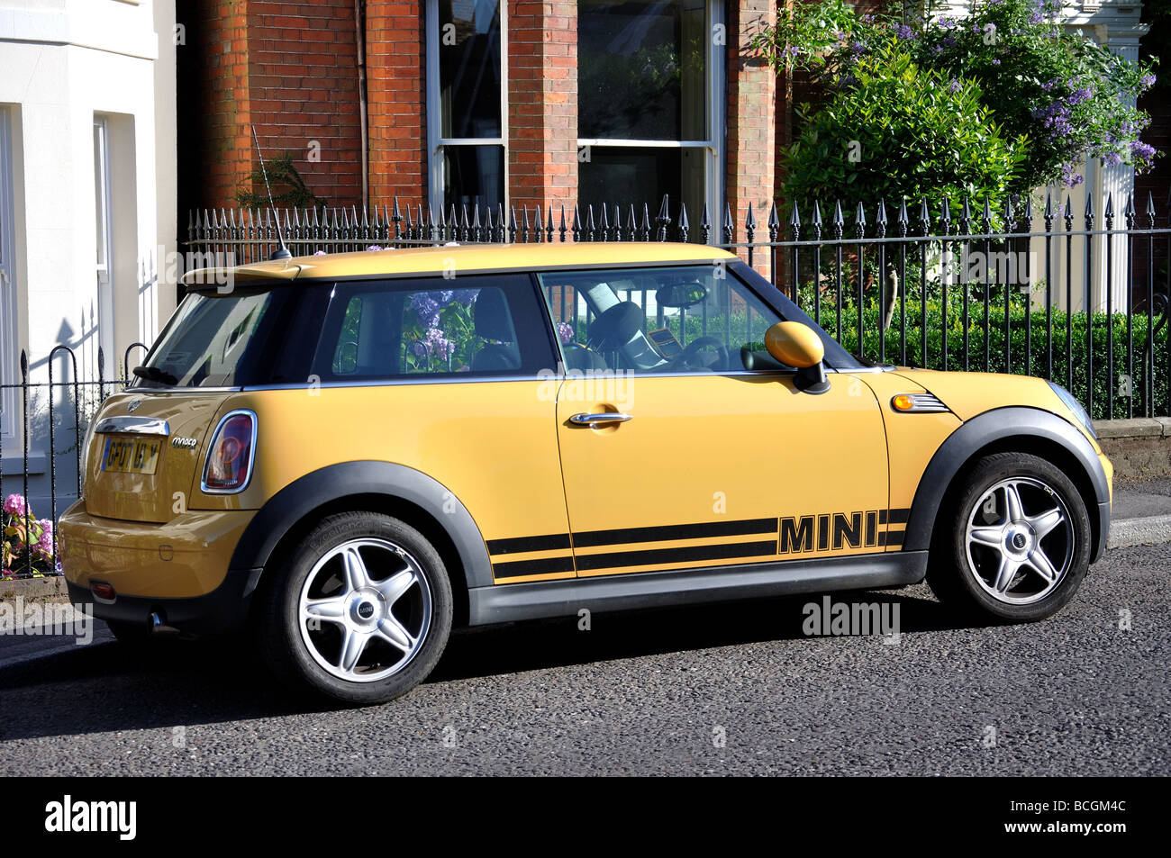 Gelben BMW Mini Cooper, High Street, Cranbrook, Kent, England, Vereinigtes Königreich Stockfoto