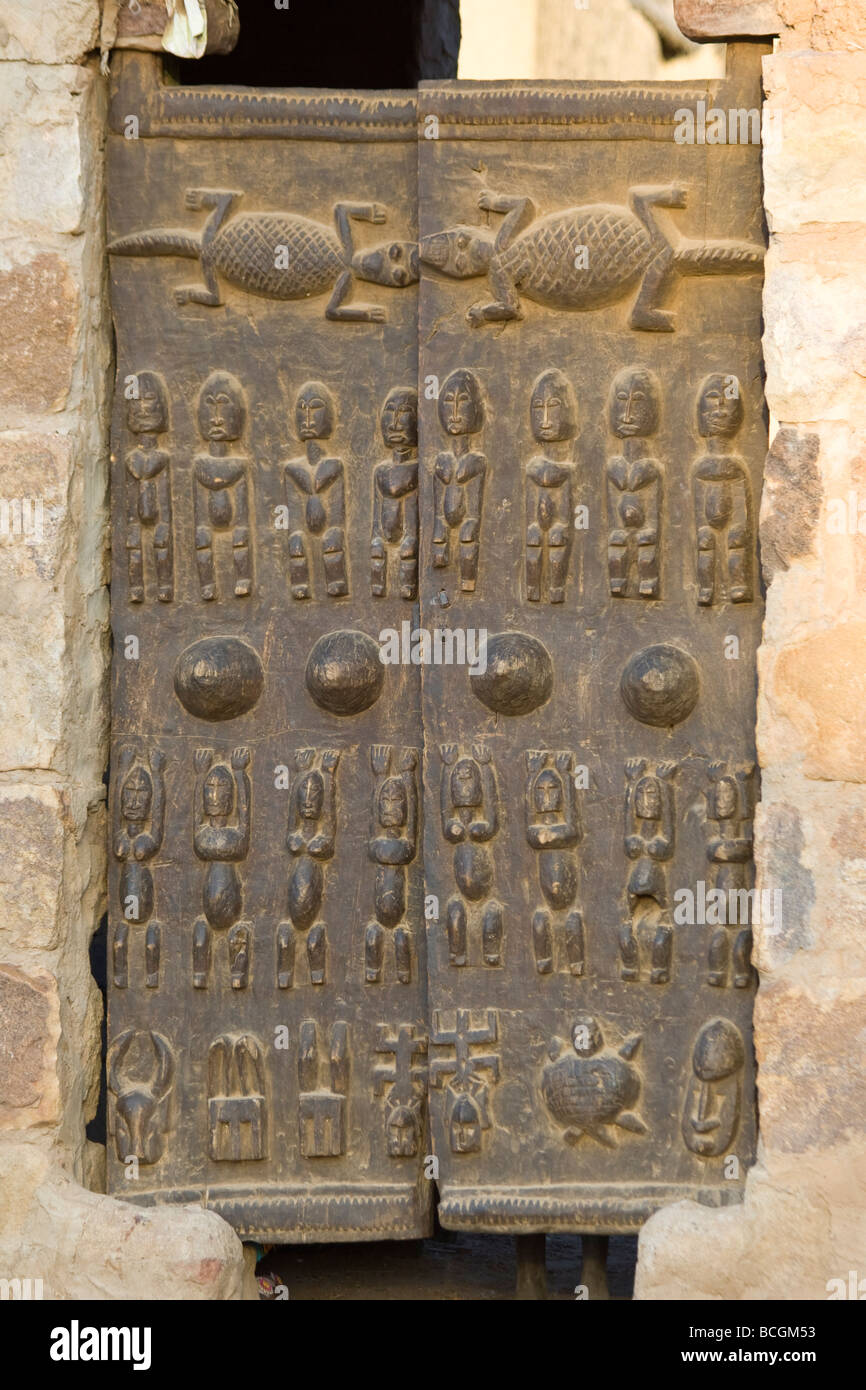 Traditionelle geschnitzte Holztür in zahlt Dogon in Mali Stockfoto