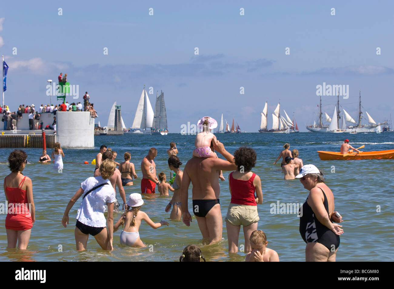 Menschen entspannen Sie am Strand bei hohen Schiffe Rennen 2009 Ostsee Gdynia Polen Stockfoto