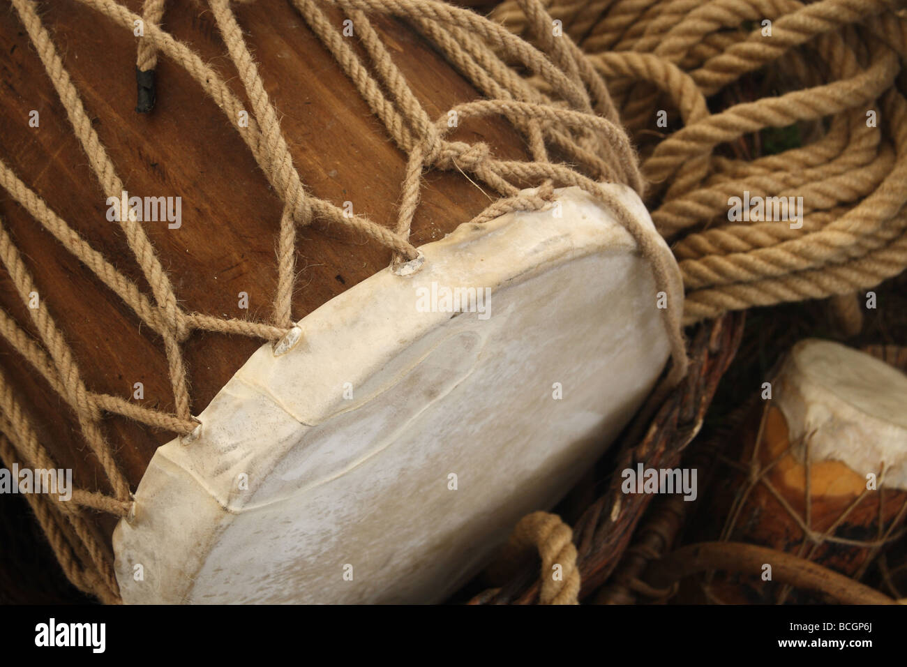 Präsentation der eine alte, vergessene handwerkliche Berufe. Handgemachte Trommel. Ogrodzieniec, Polen. Stockfoto