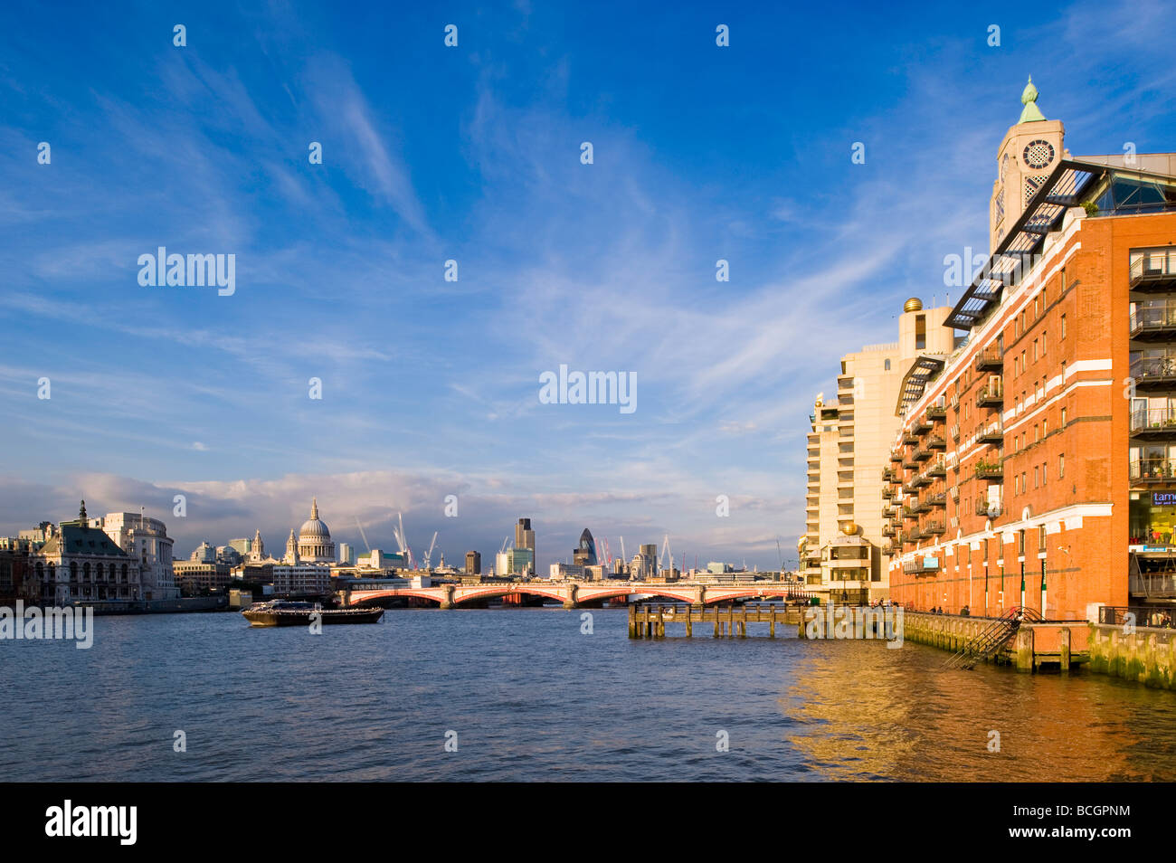 Oxo Tower Wharf mit Blick auf die Themse Fluß London Vereinigtes Königreich Stockfoto