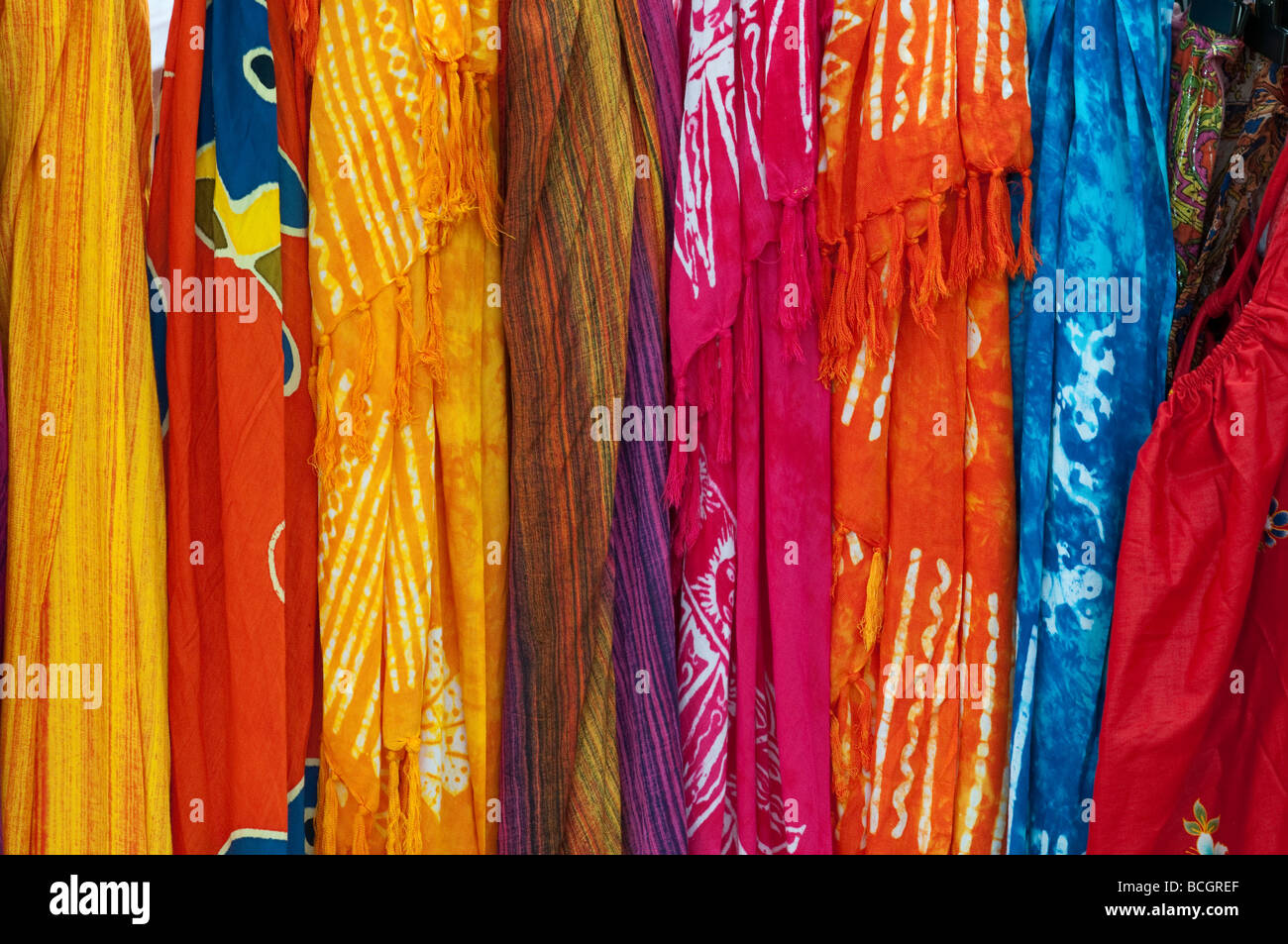 Bunte Pashminas zum Verkauf an eine Handwerksmesse in Hampshire, England Stockfoto