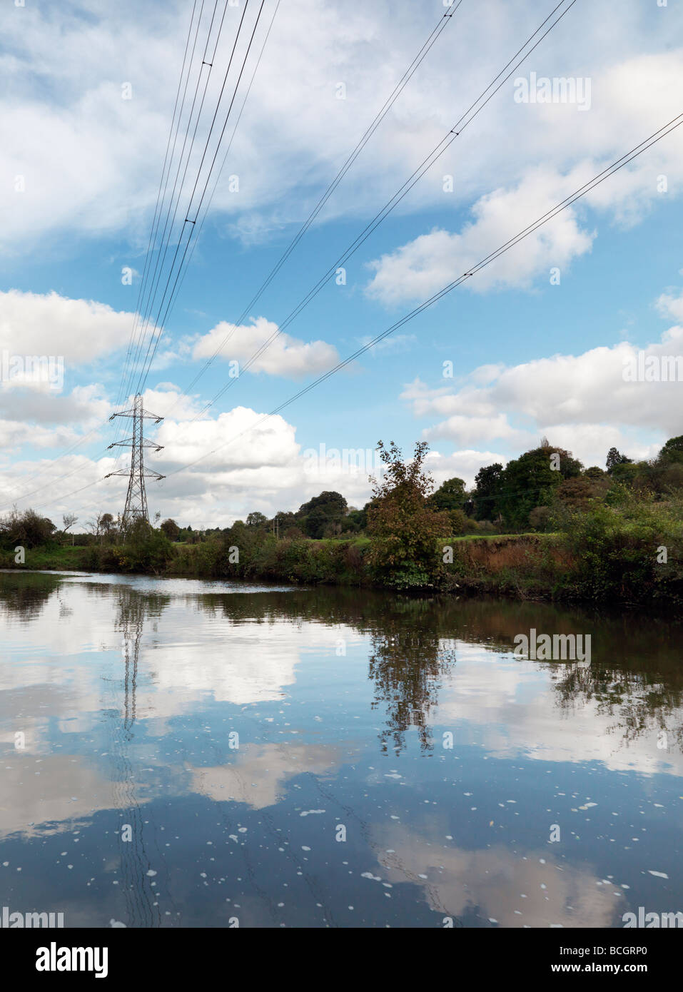 Power-Pylon über Flusslandschaft Stockfoto