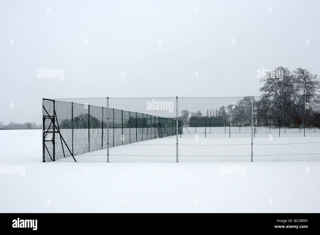 Tennisplatz im Winterschnee Stockfoto