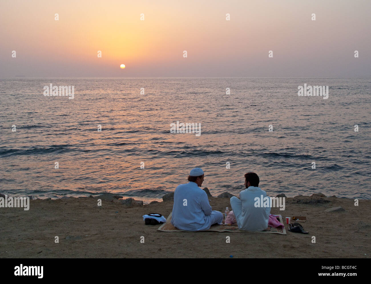 Jeddah Menschen an der Corniche bei Sonnenuntergang Stockfoto