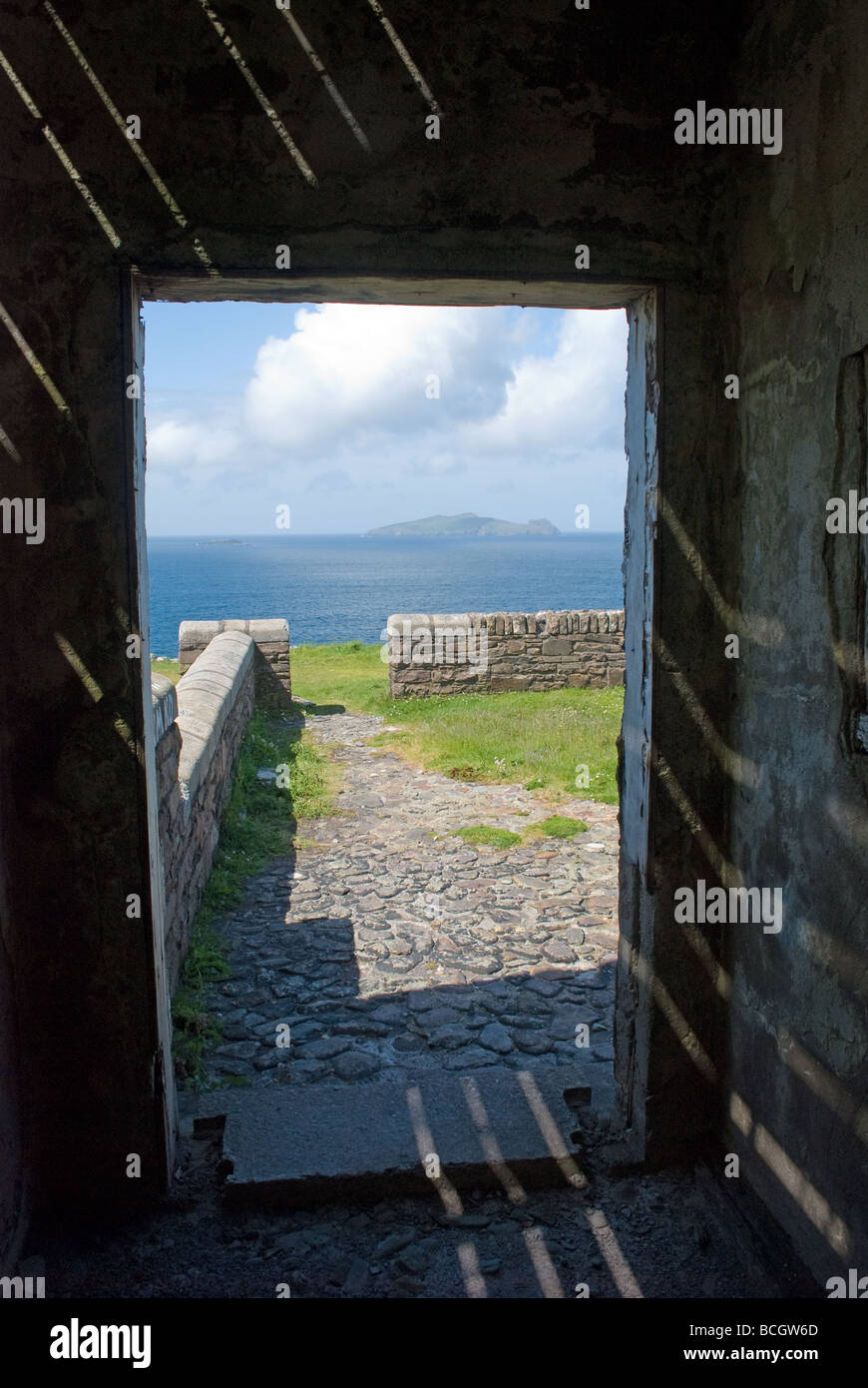 Der Blick durch die vordere Tür der Schule verwendet in Ryans Tochter (1970) auf der Halbinsel Dingle, County Kerry, Irland gefilmt. Stockfoto