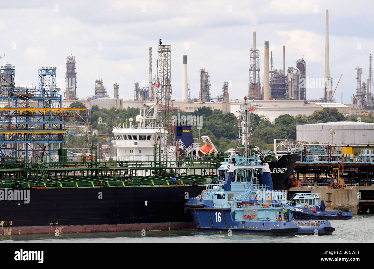Marine Terminal Fawley Southampton England UK Schlepper der Öltanker T C Gleisner durch Andocken in Position verschoben wird Stockfoto