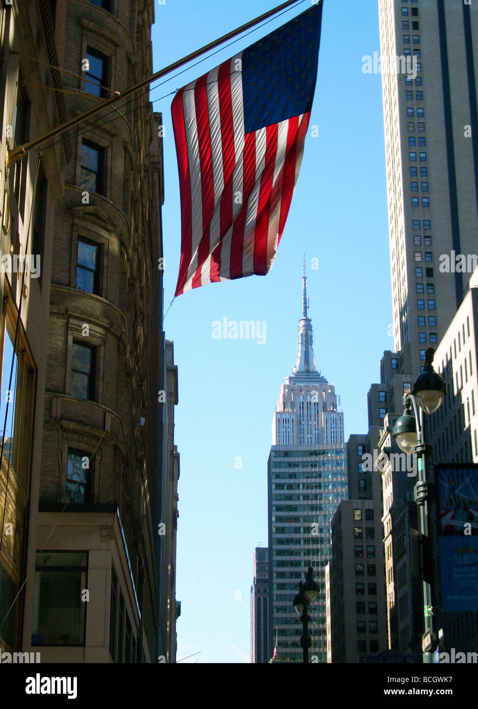 Amerikanische Flagge und das Empire State building Stockfoto