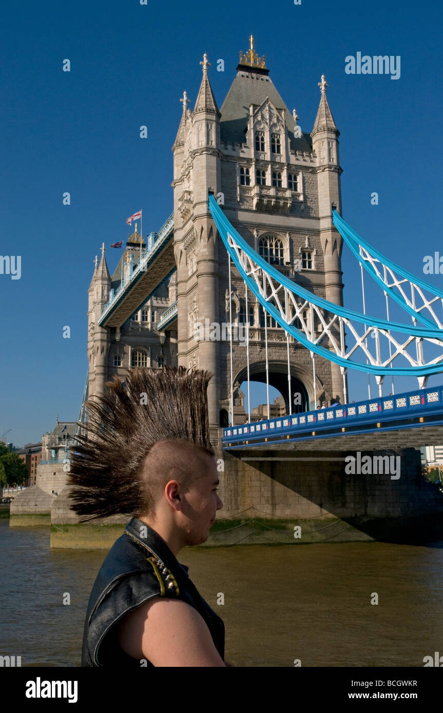 Junger Mann mit einem Irokesenschnitt Haarschnitt von Tower Bridge in London Stockfoto