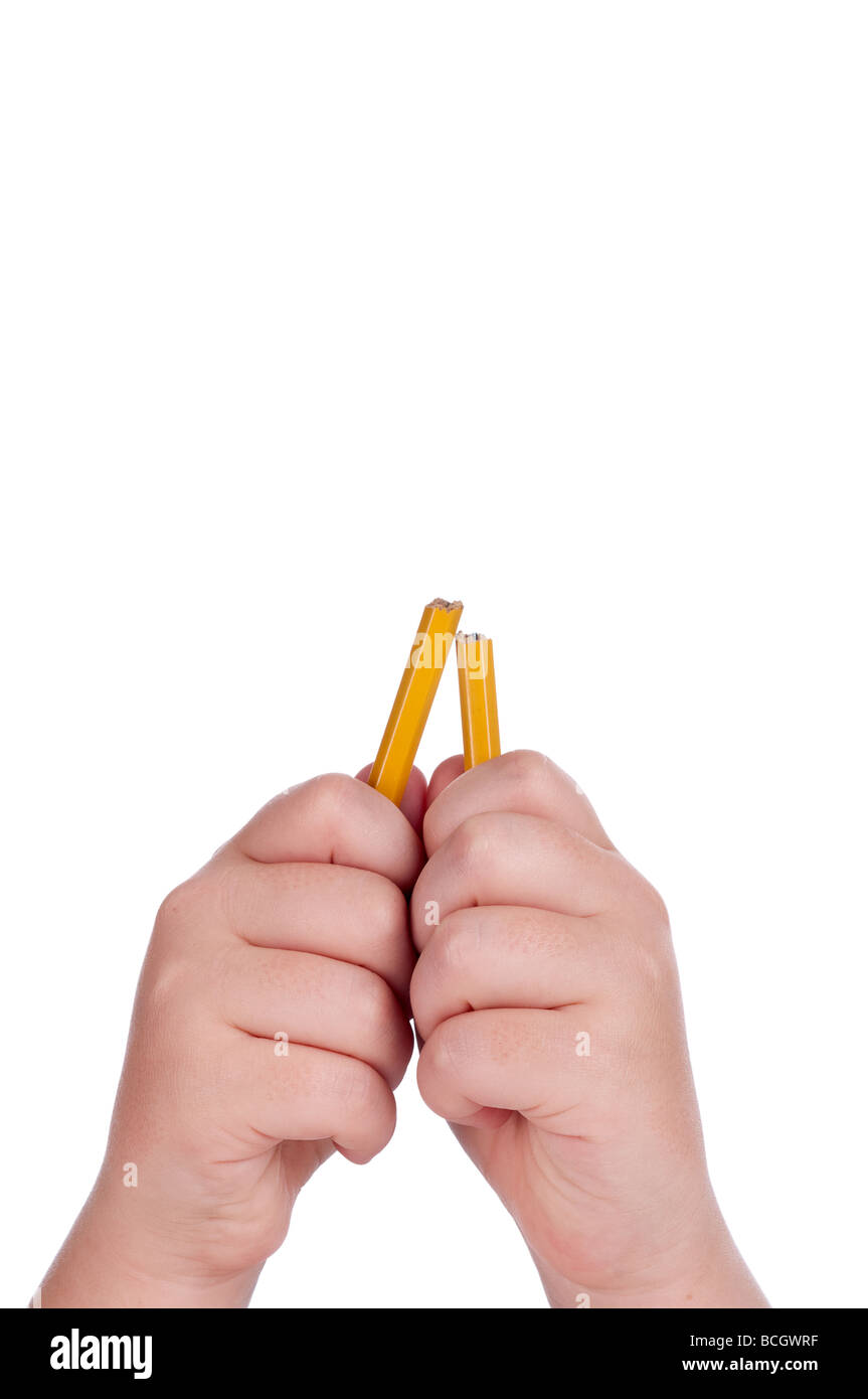 Ein vertikales Bild von einem gebrochenen Bleistift in ein Kind s Hände auf weißen Textfreiraum Stockfoto
