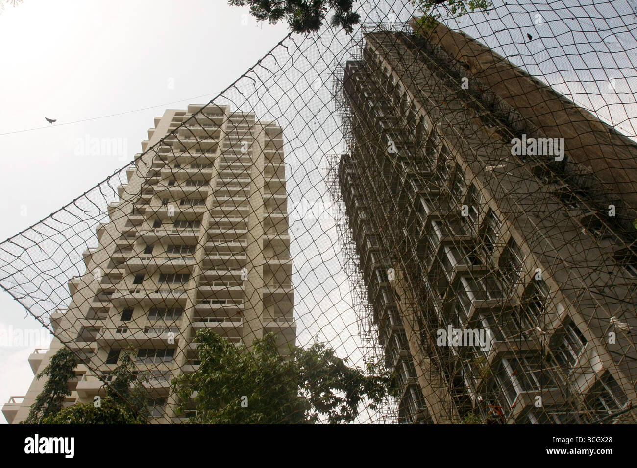 Ein Sicherheitsnetz dient dazu, tödliche Sturzunfälle auf einer Baustelle für ein neues Hochhaus in Mumbai in Indien zu verhindern. Stockfoto