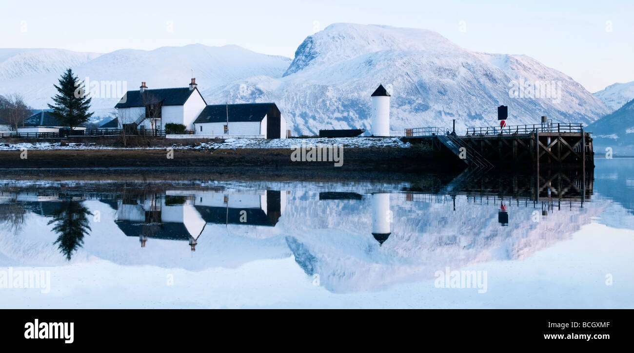 Corpach Leuchtturm auf Loch Eil mit Ben Nevis und Fort William in Hintergrund, Highland Region, Schottland, Großbritannien Stockfoto