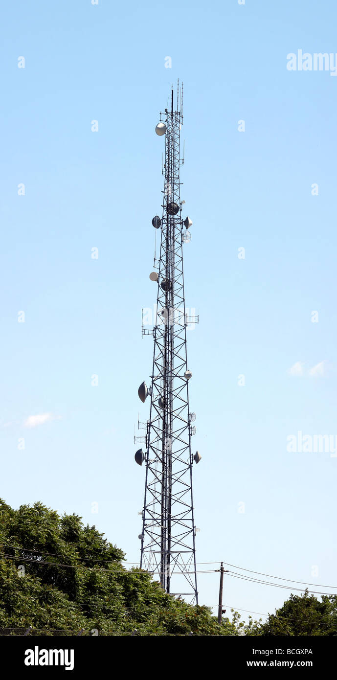 Mobilfunkmast steigt über Telefonleitungen Stockfoto