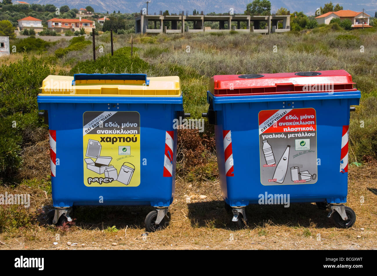 Große recycling-Behälter für Papier, Kunststoff und Metall am Ammes Beach auf der griechischen Insel Kefalonia Griechenland GR Stockfoto