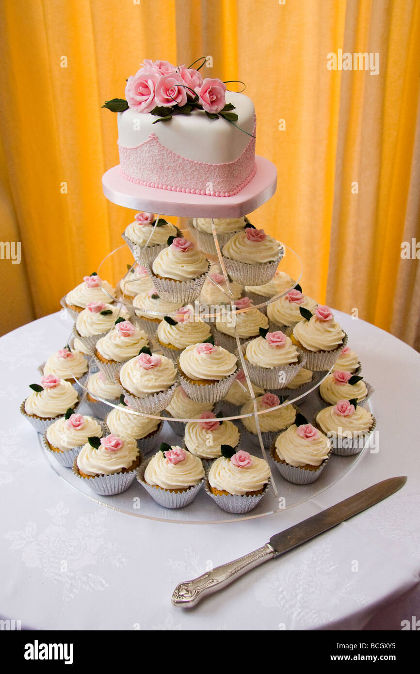 Moderne Hochzeitstorte Stockfoto