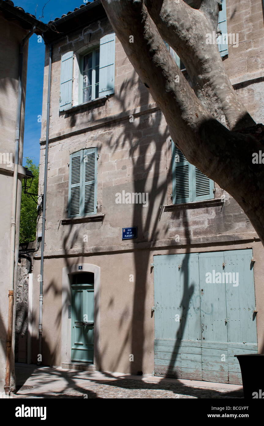 Das alte Haus mit Fensterläden und Baum Schatten Avignon Frankreich Stockfoto