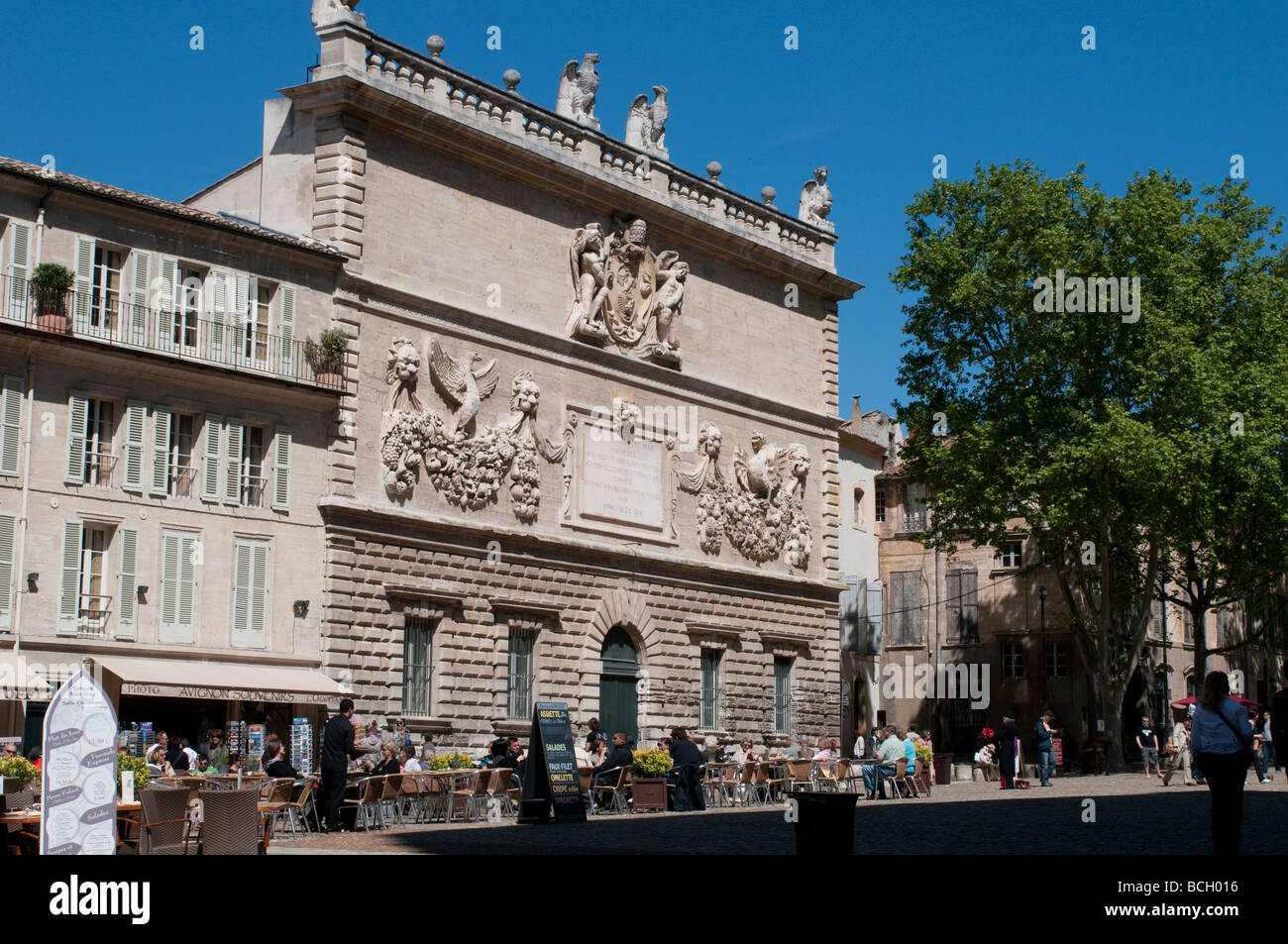 Im freien square Restaurant am Schloss Avignon Frankreich Stockfoto