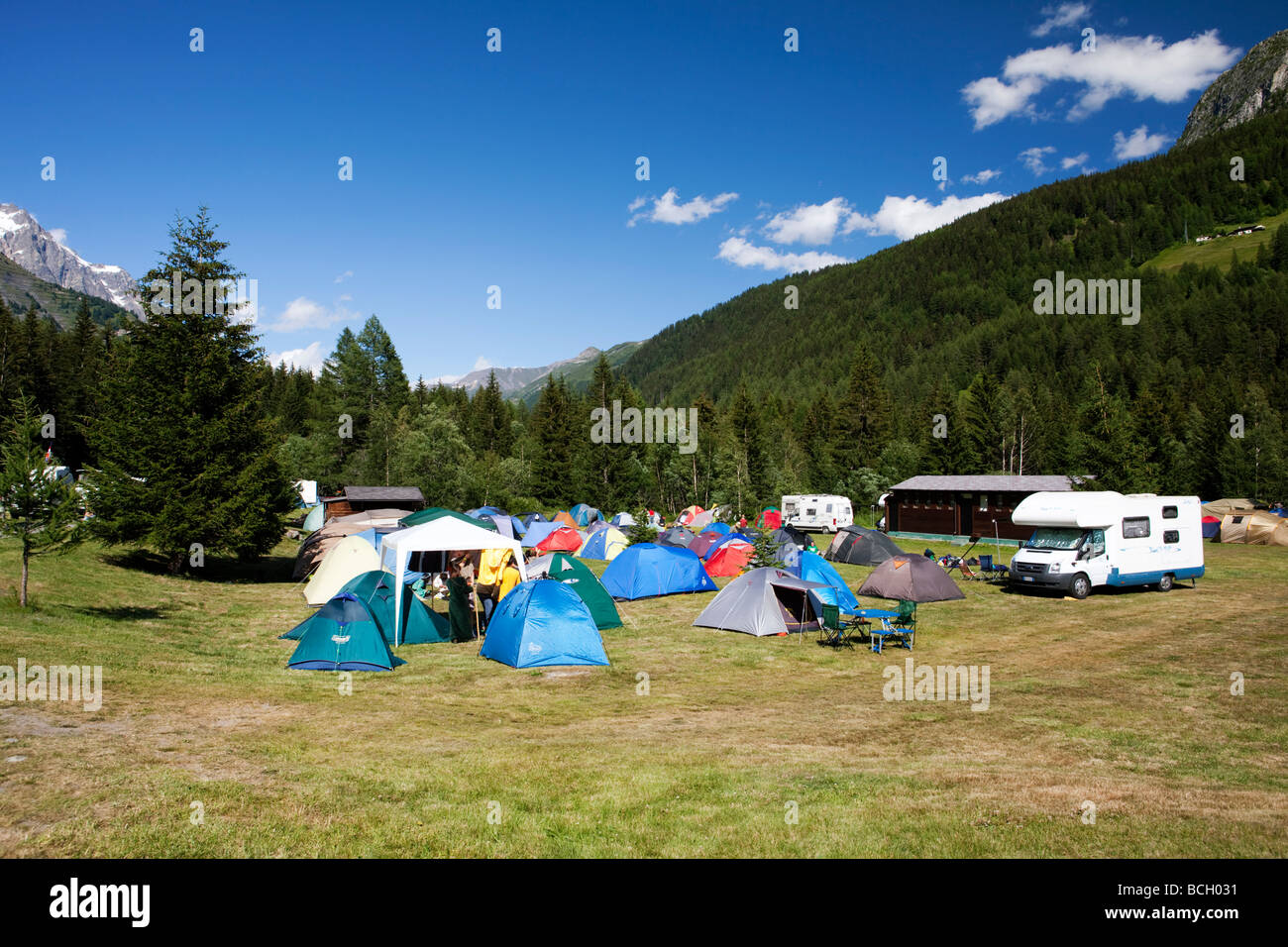 CAMPINGPLATZ IN DEN ALPEN. MONTE BIANCO, VAL VENY, COURMAYEUR, VALLE D ' AOSTA, ITALIEN Stockfoto