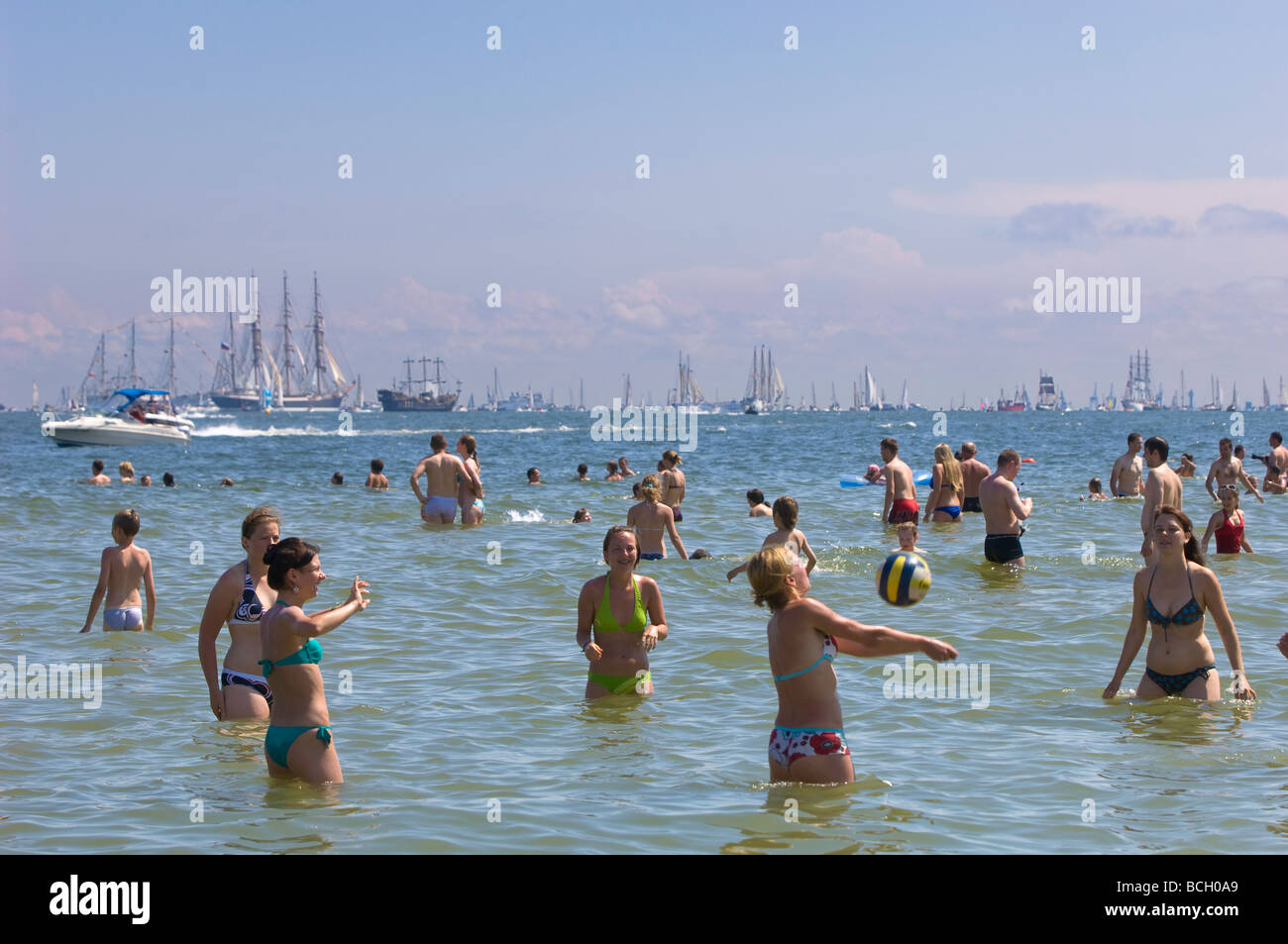 Menschen entspannen Sie am Strand bei hohen Schiffe Rennen 2009 Ostsee Gdynia Polen Stockfoto