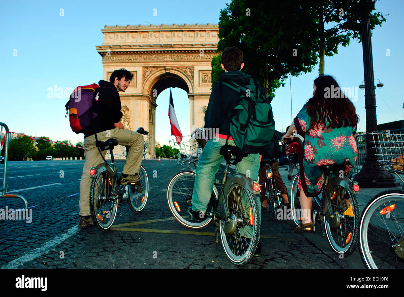 Paris Champs Elysees, Frankreich, Tag der Bastille, 14. Juli, französische Jugendliche auf dem Fahrrad, Besuch des Triumphbogens, Etoile, Menschen auf den Straßen Stockfoto