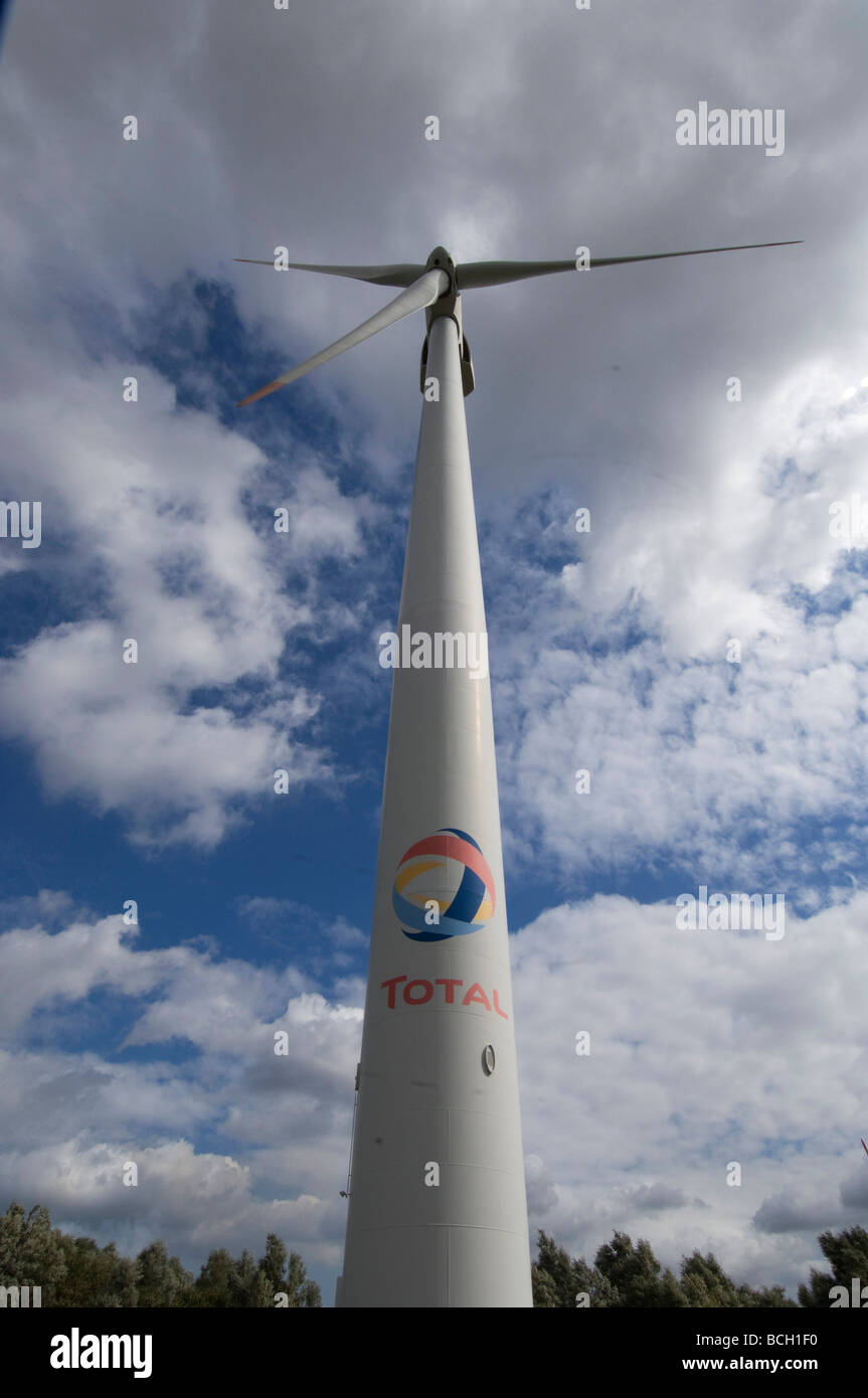 Eine Windkraftanlage der Total Oil Company an einem Standort in Dünkirchen Nordfrankreich Stockfoto