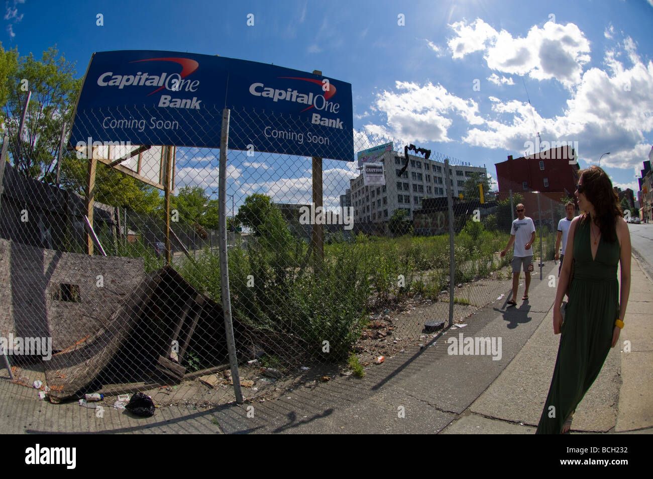 Ein Capital One Bank in Kürze Zeichen in einem leeren Grundstück im Stadtteil Brooklyn von Williamsburg in New York Stockfoto