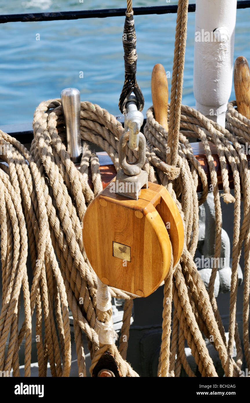 Nahaufnahme von einem Holzblock auf einem großen Segelschiff Stockfoto