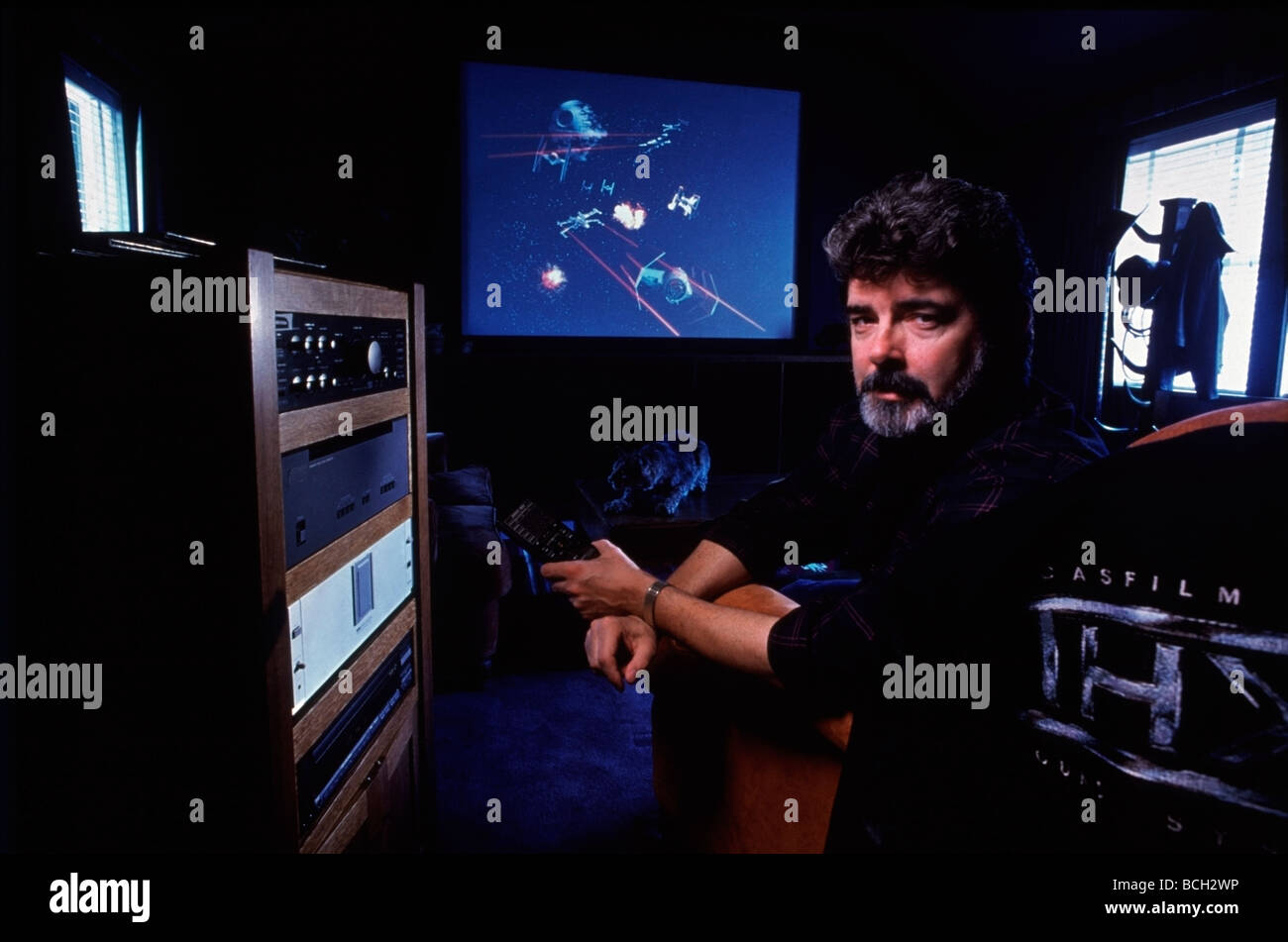 Porträt des Regisseurs George Lucas in seinem privaten Vorführraum bei Lucasfilm in Marin County, Kalifornien. Stockfoto