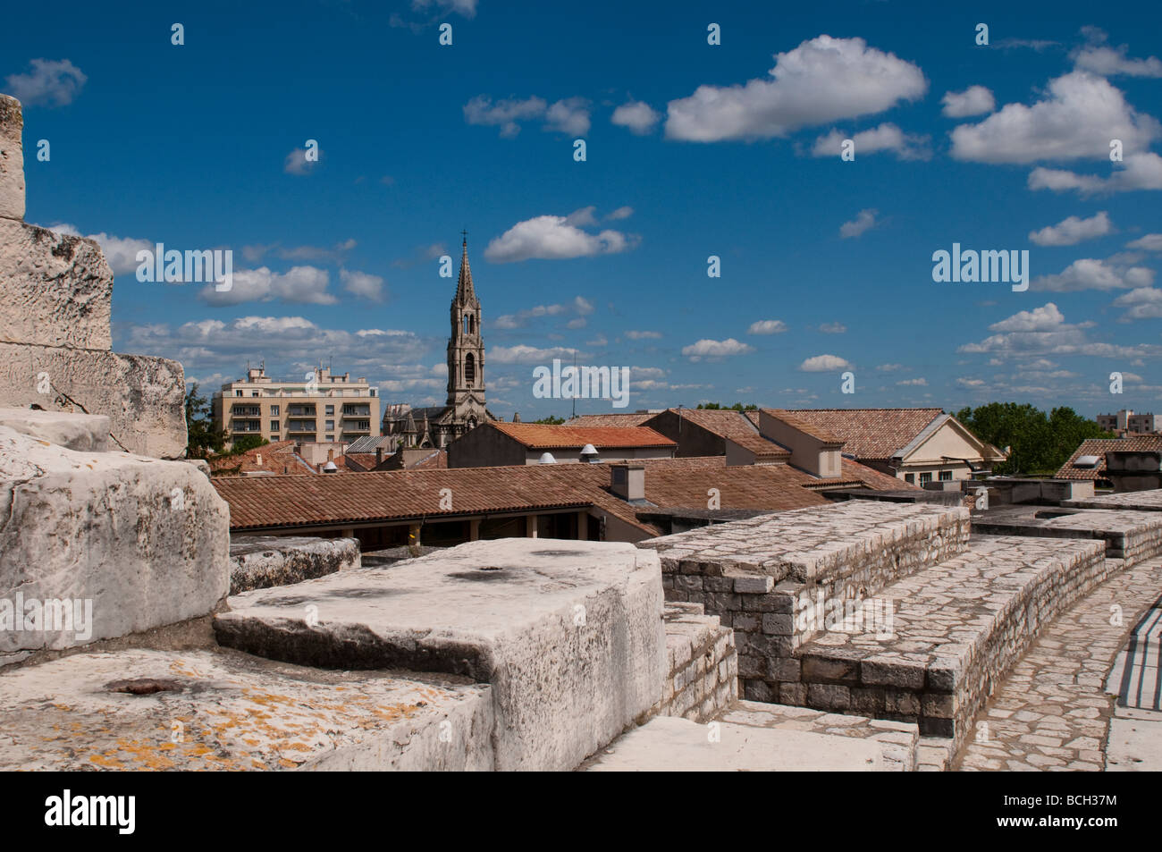 Blick auf die Stadt von der römischen Arena Les Aromaten Amphitheater in Nîmes, Frankreich Stockfoto
