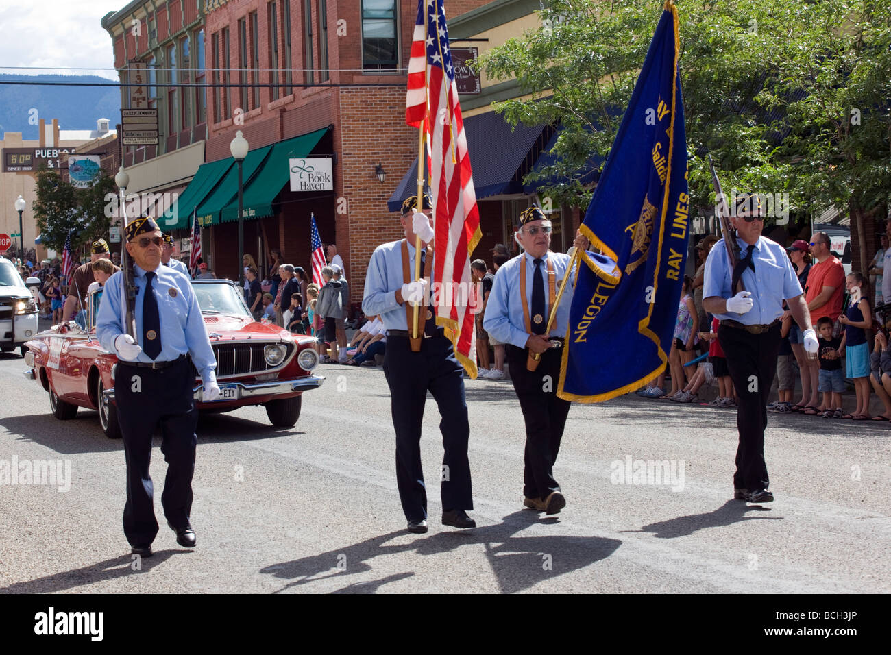 American Legion Veteranen führen die jährliche Fourth Of July Parade in der kleinen Colorado Mountain Stadt von Salida Stockfoto