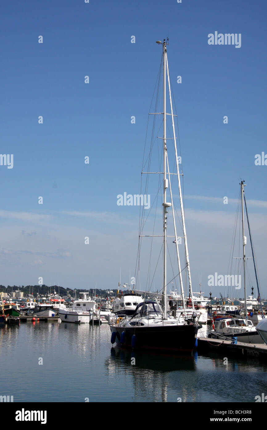 Yachten ankern im Hafen von Poole, Dorset, Großbritannien Stockfoto