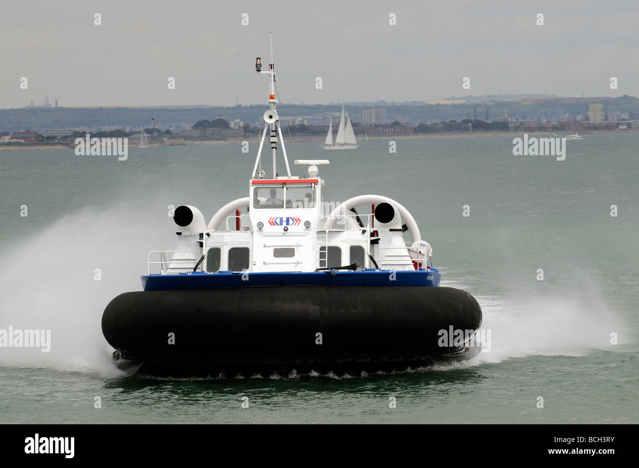 Freiheit 90 gebunden ein Fluggast Hovercraft überquert den Solent Ryde Isle Of Wight England UK Stockfoto