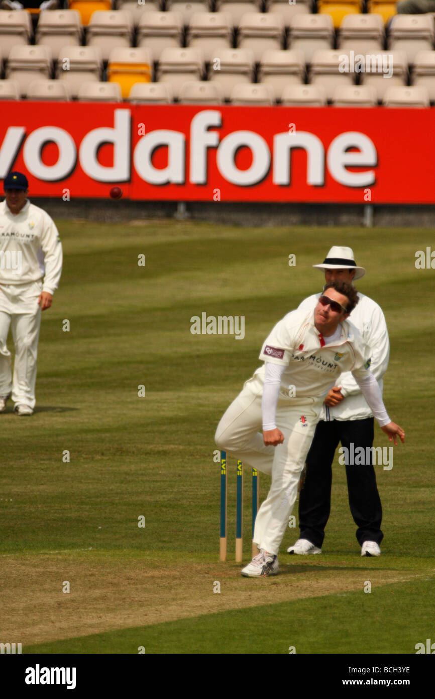 Off-Spin Bowler Robert Croft bowling für Glamorgan in der Grafschaft-Meisterschaft Stockfoto