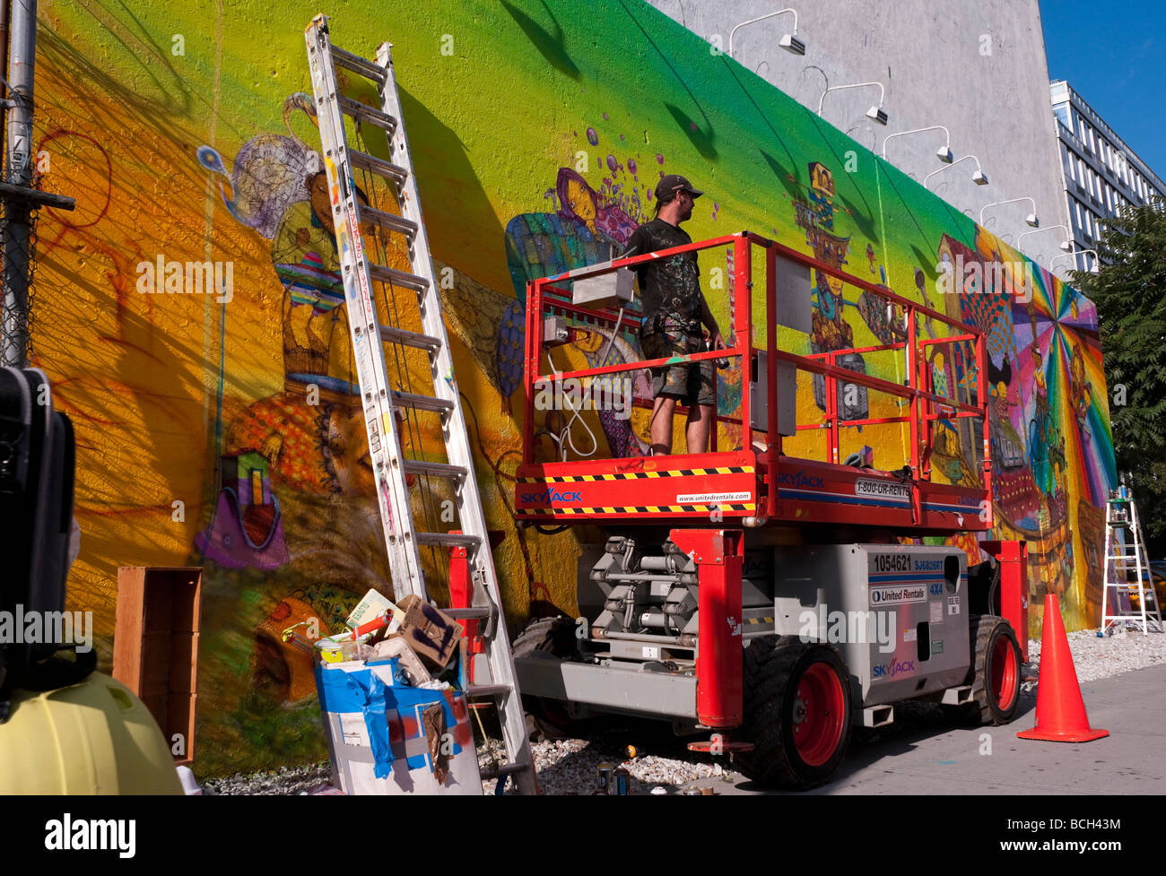 New York NY 14. Juli 2009 Os Gemeos Wandbild auf East Houston Street und der Bowery Stockfoto