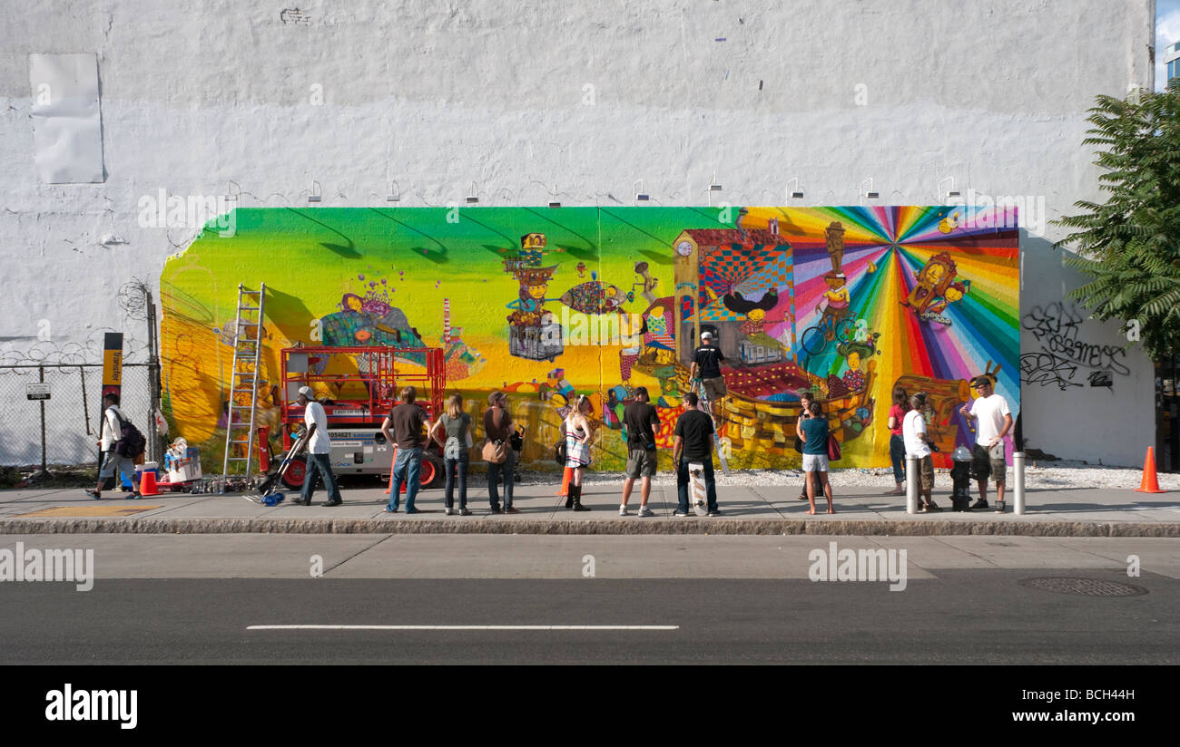 New York NY 14. Juli 2009 Os Gemeos Wandbild auf East Houston Street und der Bowery Stockfoto