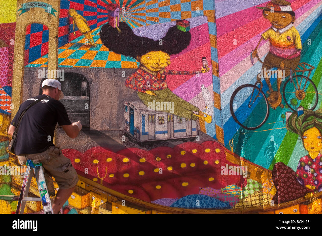 New York NY 14. Juli 2009 Os Gemeos Wandbild auf East Houston Street und der Bowery Stockfoto