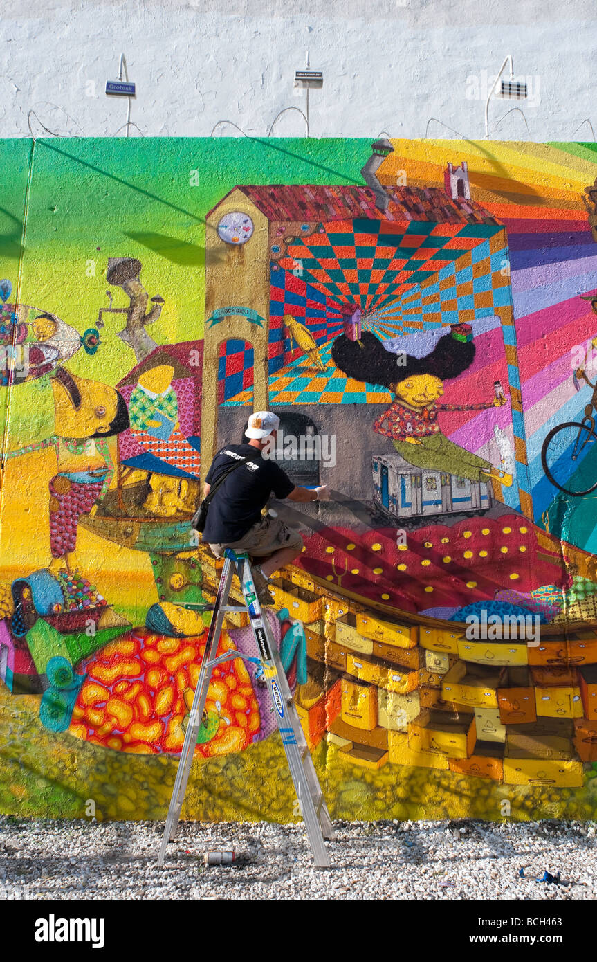 OS Gemeos rundet ein neues Wandbild an der Stelle des alten Keith Haring Wandbild, East Houston Street und der Bowery Stockfoto